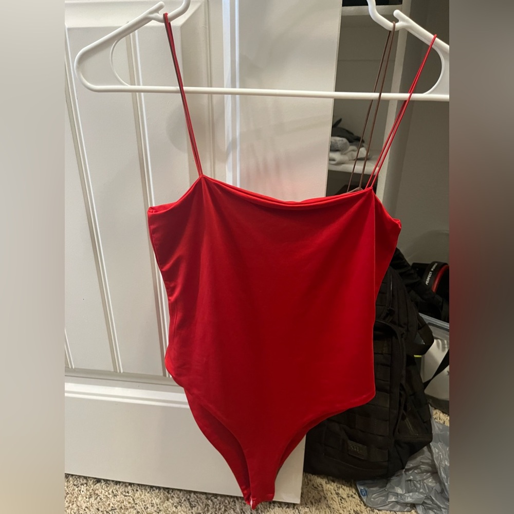 Seamless bodysuit with stretch straps
